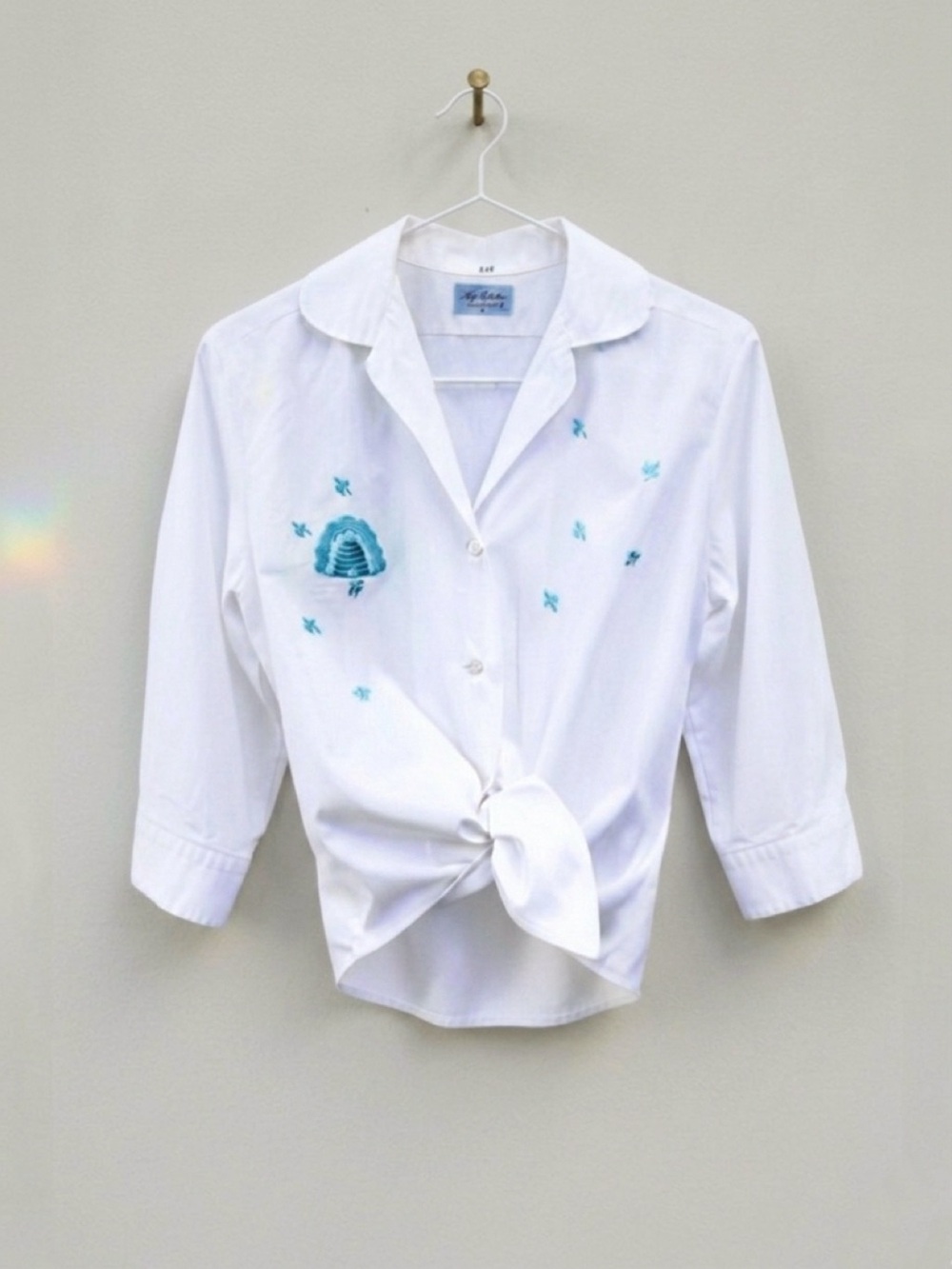 Rare Vintage Lady Manhattan White Teal Embroidered Bee Blouse Sz. S- Medium - Picture 6 of 9